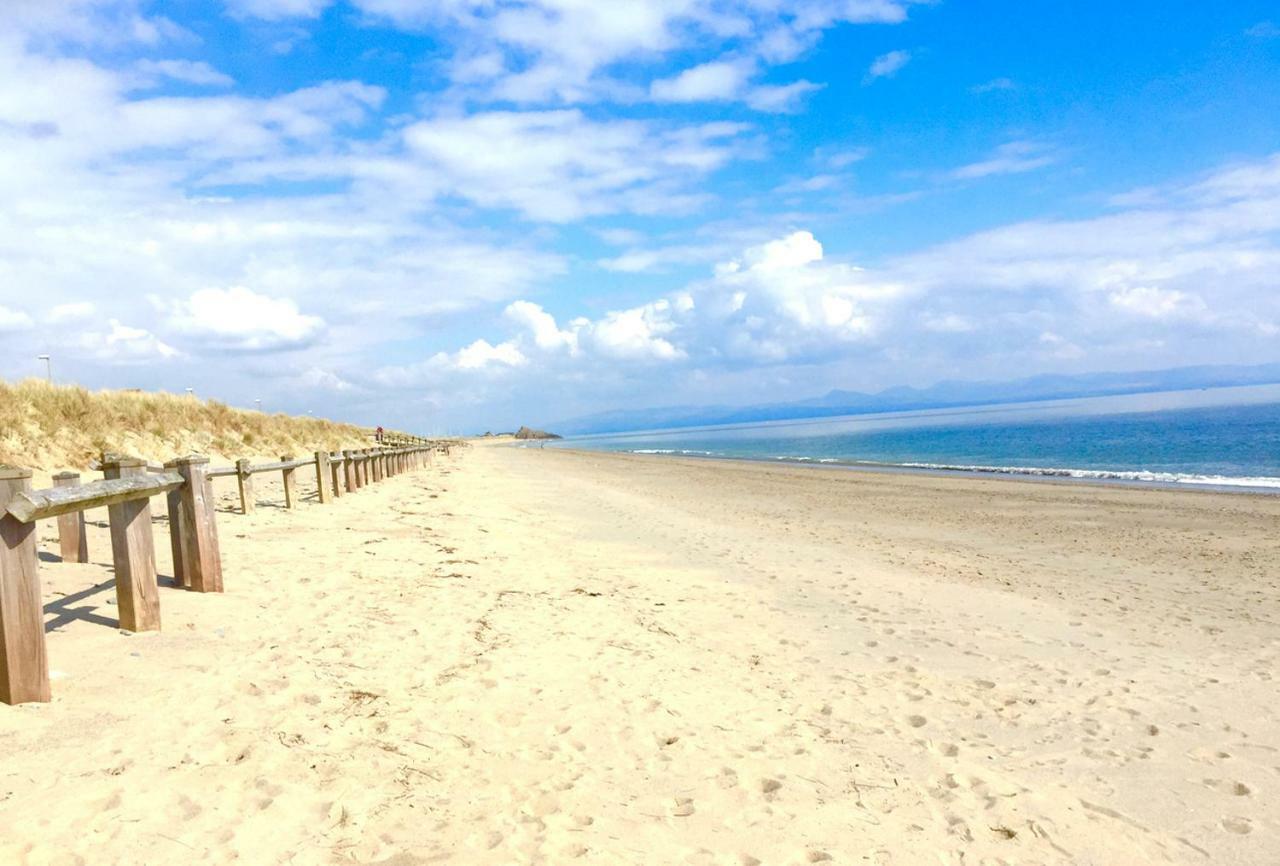 Stunning Beach Front House - Sleeps 6 Pwllheli Bagian luar foto