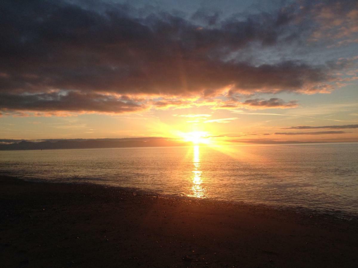 Stunning Beach Front House - Sleeps 6 Pwllheli Bagian luar foto